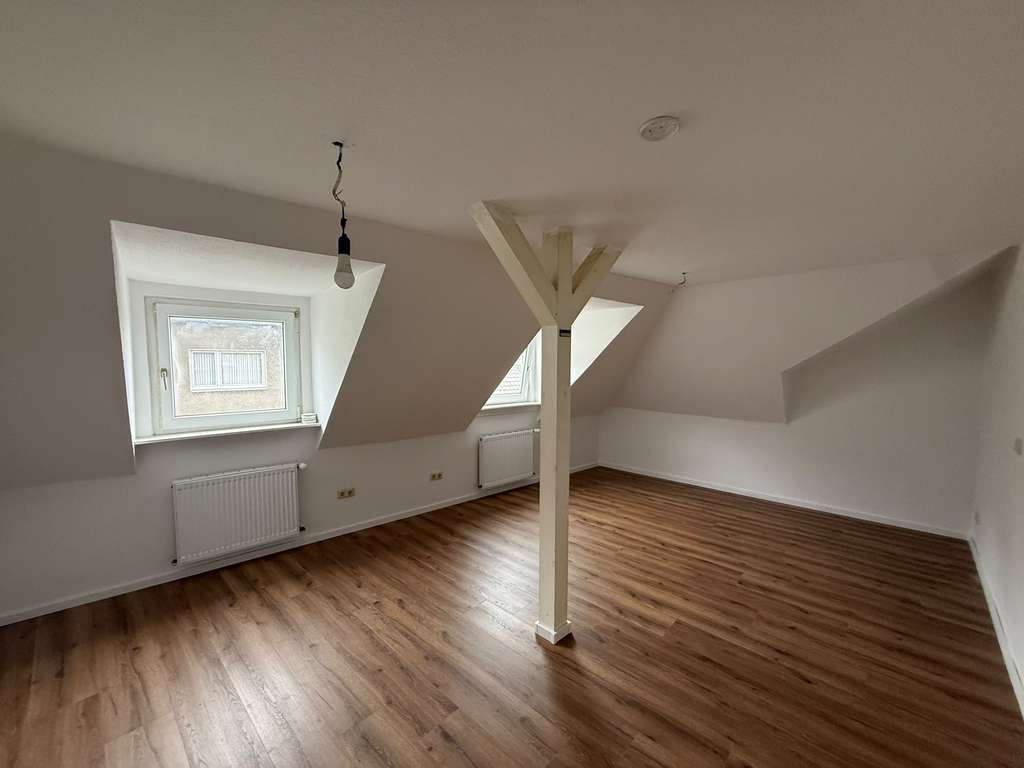 schöne frisch renovierte 3-Zimmer DG Wohnung zu vermieten – Bild 1